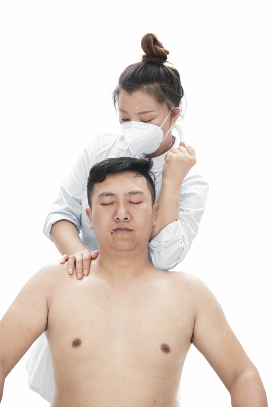 专业按摩师为男子进行身体按摩图片