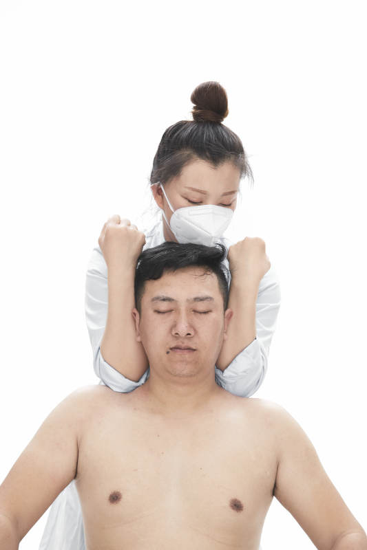 专业按摩师为男子进行身体按摩图片