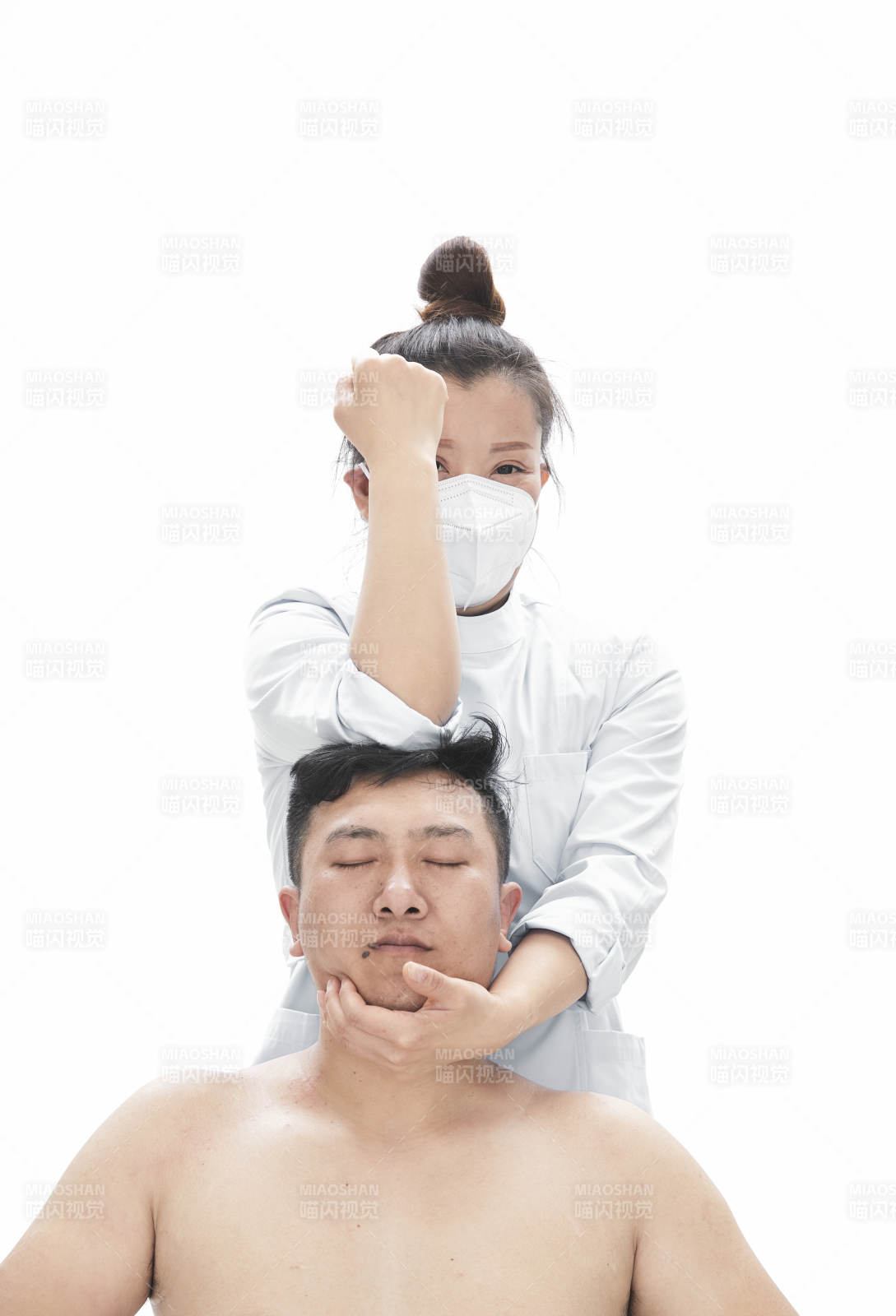 专业按摩师为男子进行身体按摩图片