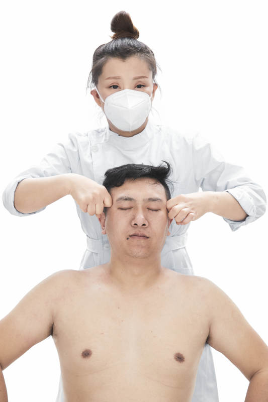 专业按摩师为男子进行身体按摩图片