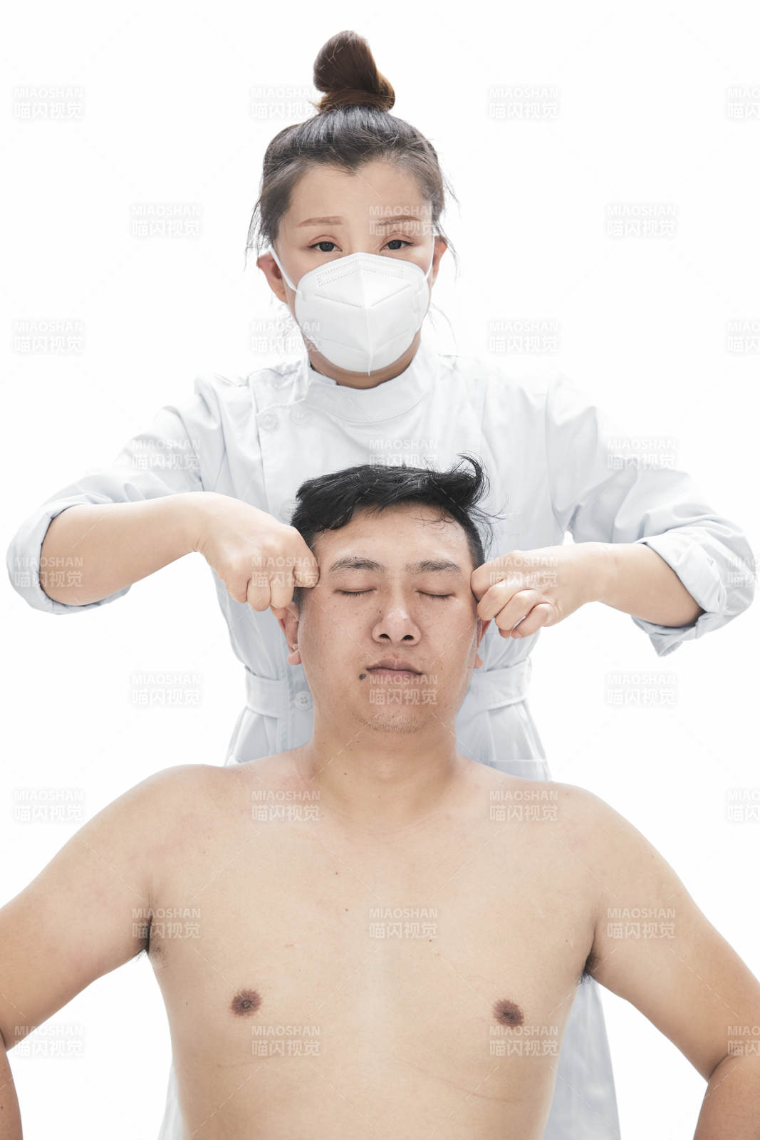 专业按摩师为男子进行身体按摩图片