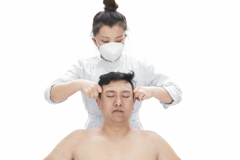 专业按摩师为男子进行身体按摩图片