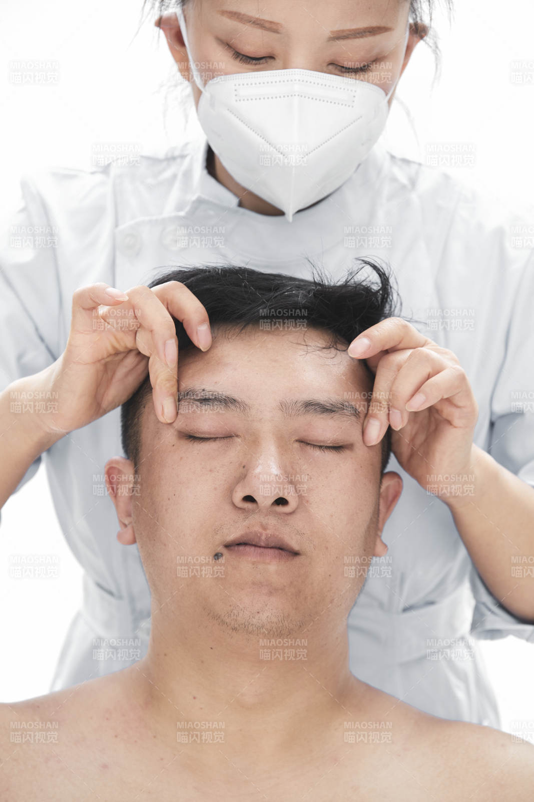 专业按摩师为男子进行身体按摩图片