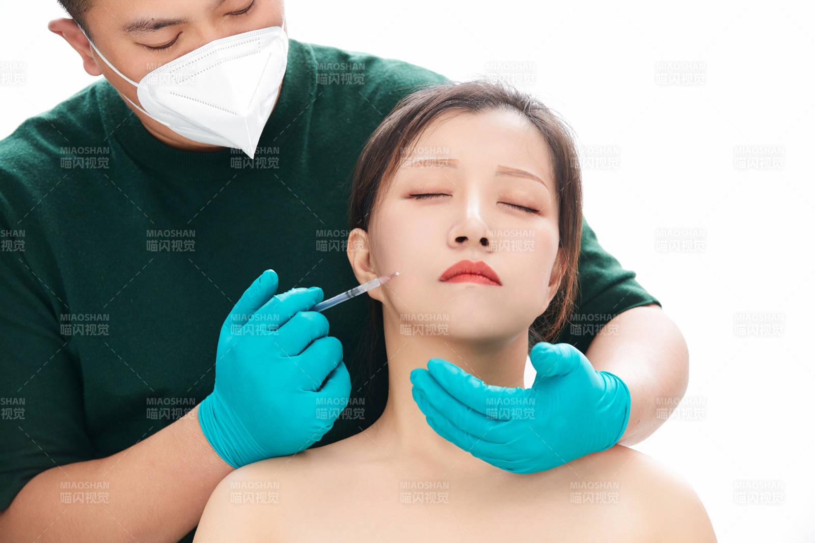 做面部注射整形的亚洲女士图片