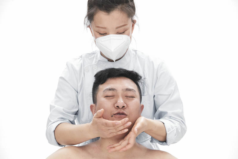 专业按摩师为男子进行身体按摩图片