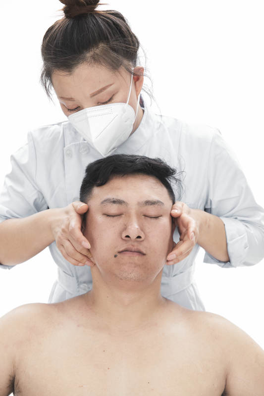 专业按摩师为男子进行身体按摩图片