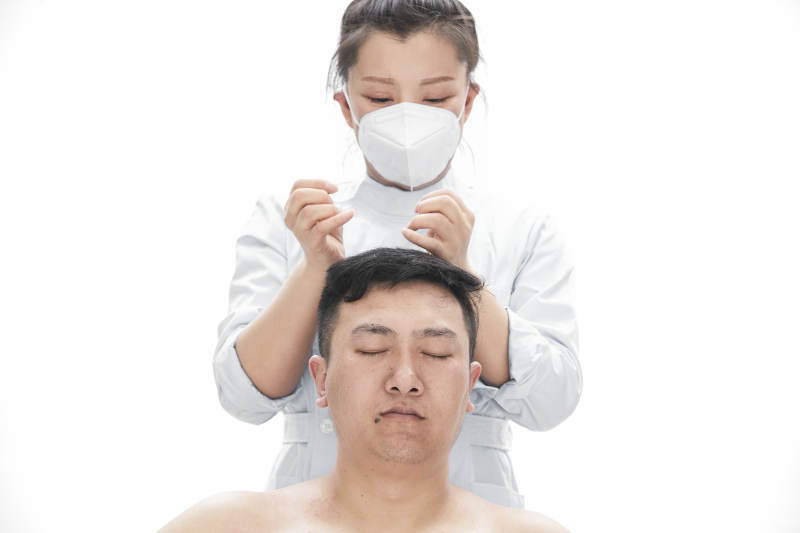 专业按摩师为男子进行身体按摩图片