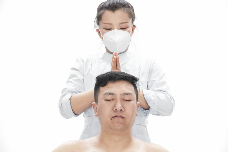 专业按摩师为男子进行身体按摩图片