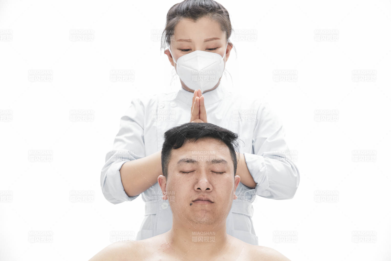 专业按摩师为男子进行身体按摩图片