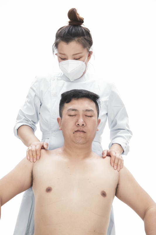 专业按摩师为男子进行身体按摩图片