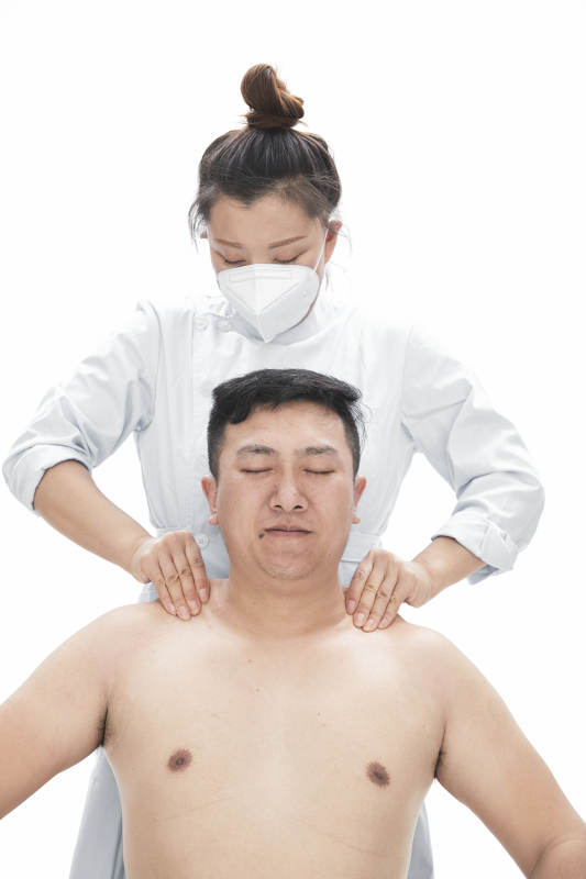 专业按摩师为男子进行身体按摩图片