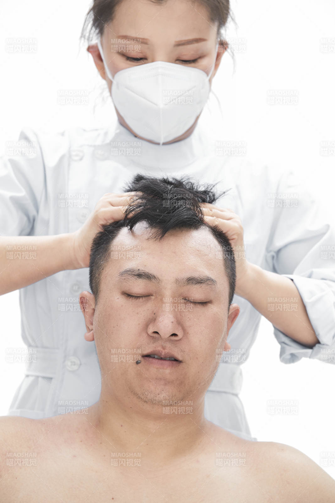 专业按摩师为男子进行身体按摩图片