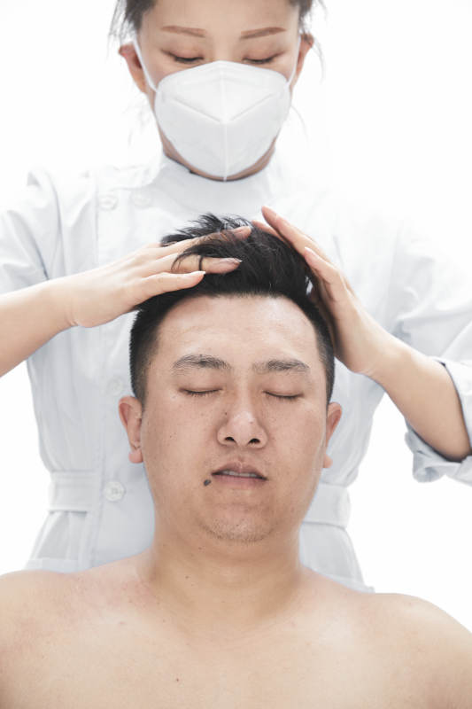 专业按摩师为男子进行身体按摩图片