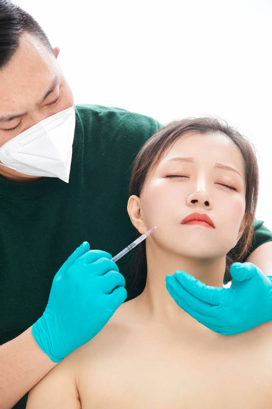 做面部注射整形的亚洲女士图片
