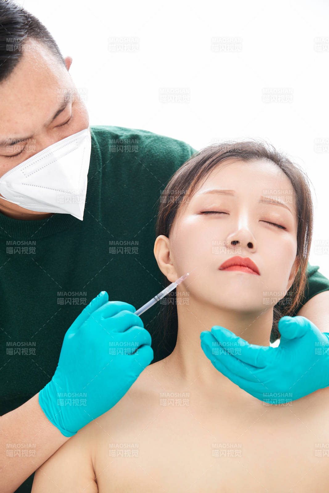 做面部注射整形的亚洲女士图片