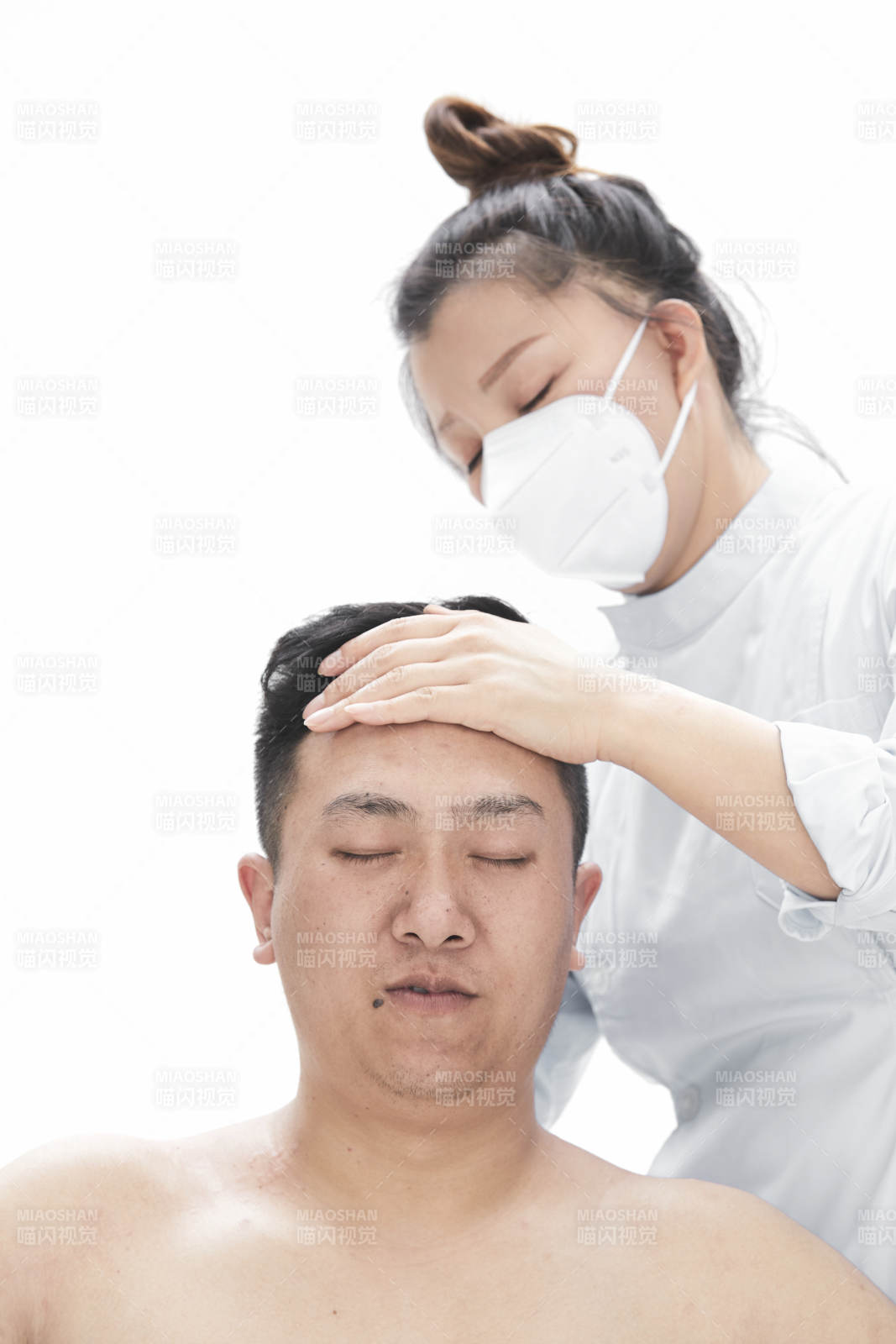 专业按摩师为男子进行身体按摩图片