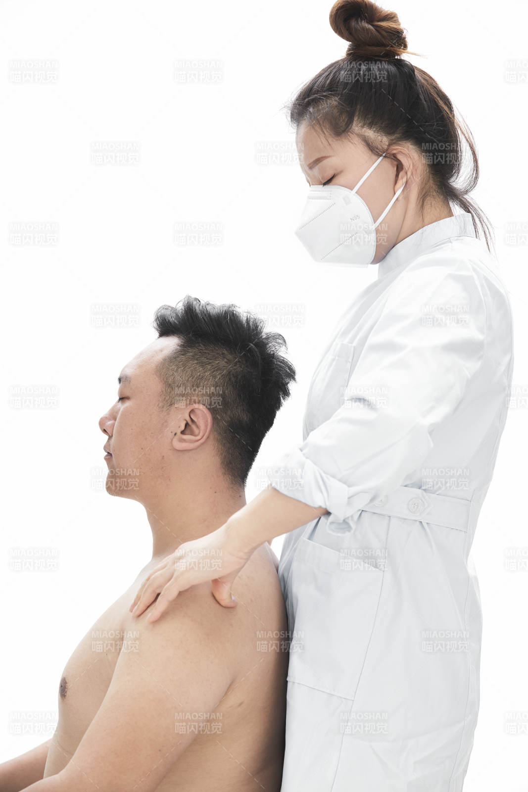 专业按摩师为男子进行身体按摩图片