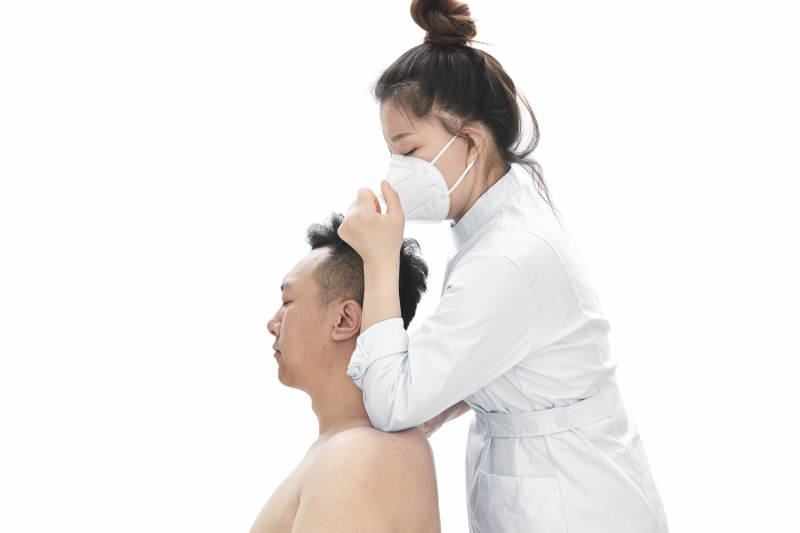 专业按摩师为男子进行身体按摩图片