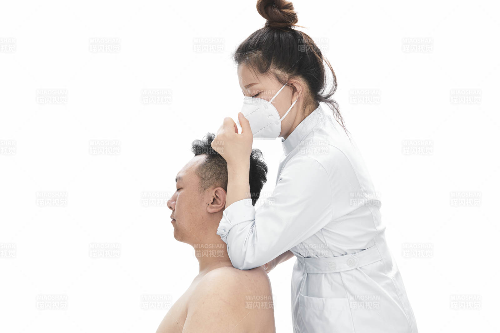 专业按摩师为男子进行身体按摩图片