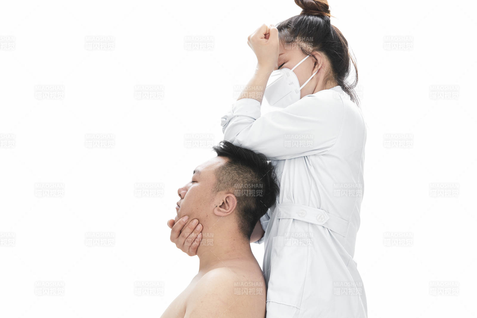 专业按摩师为男子进行身体按摩图片