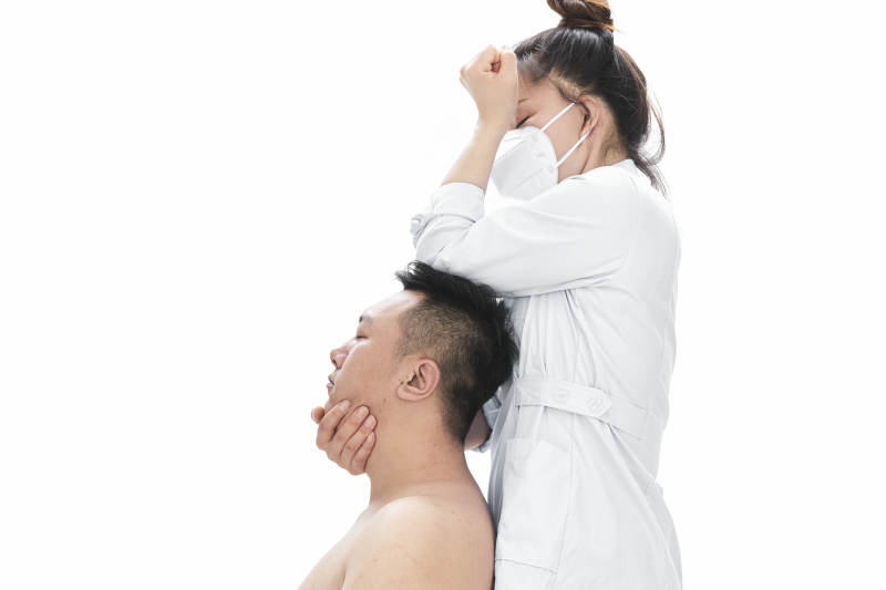 专业按摩师为男子进行身体按摩图片