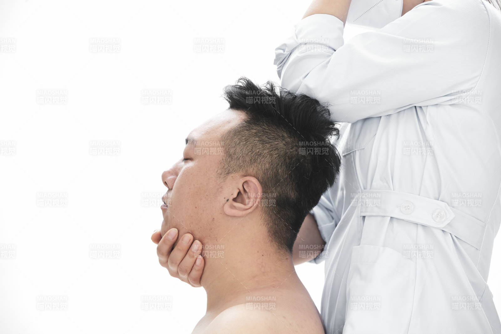 专业按摩师为男子进行身体按摩图片