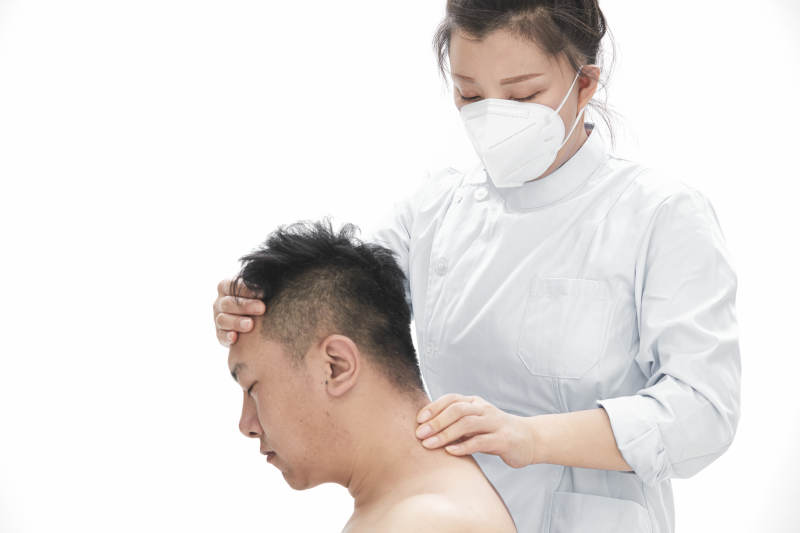 专业按摩师为男子进行身体按摩图片