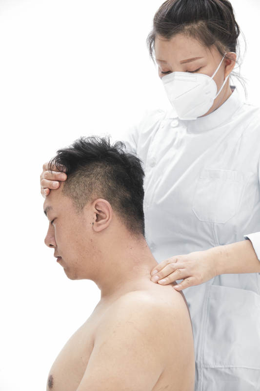 专业按摩师为男子进行身体按摩图片