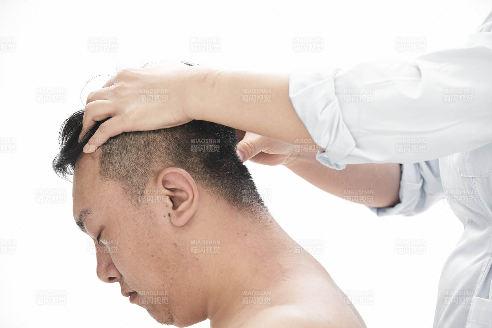 专业按摩师为男子进行身体按摩图片