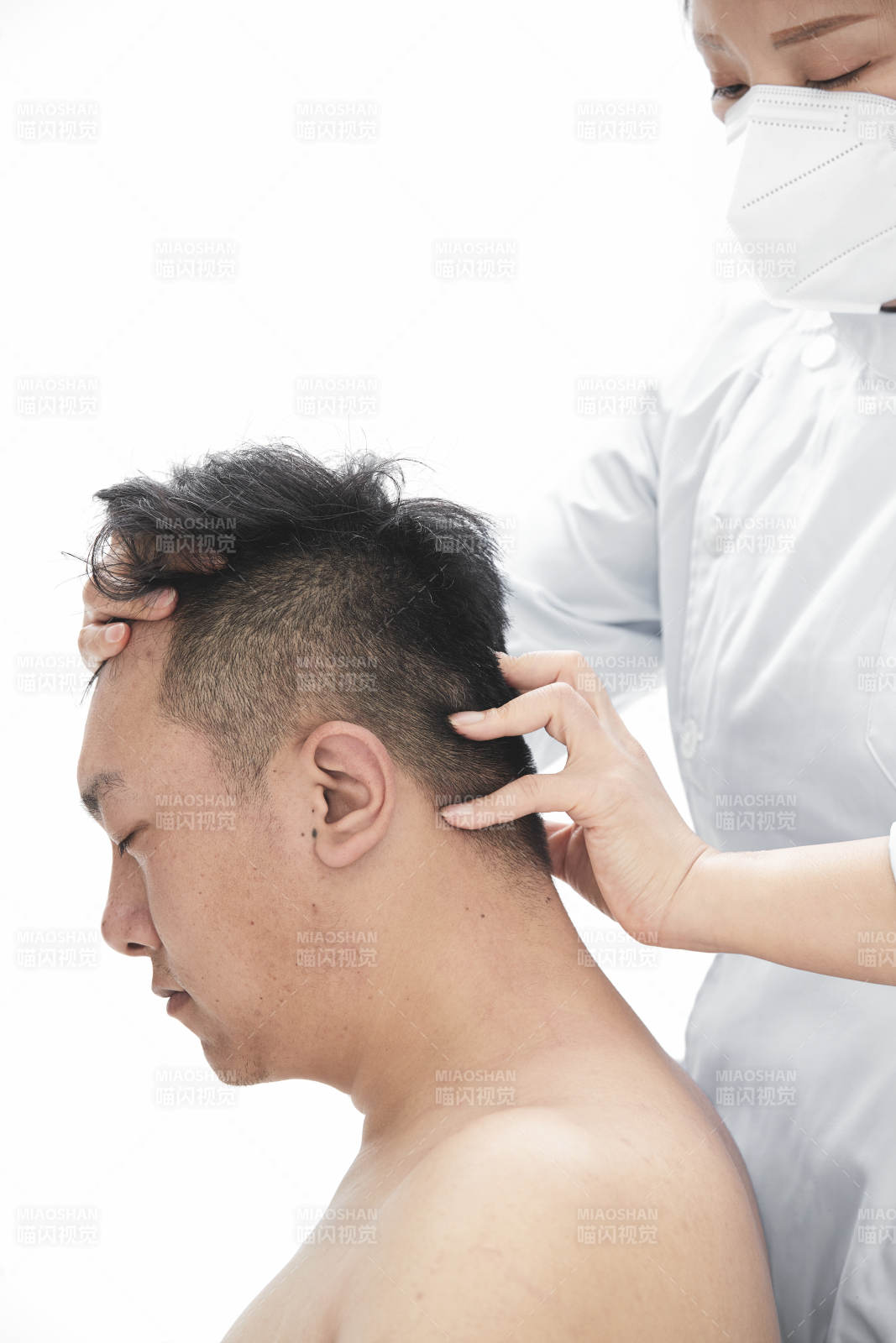 专业按摩师为男子进行身体按摩图片