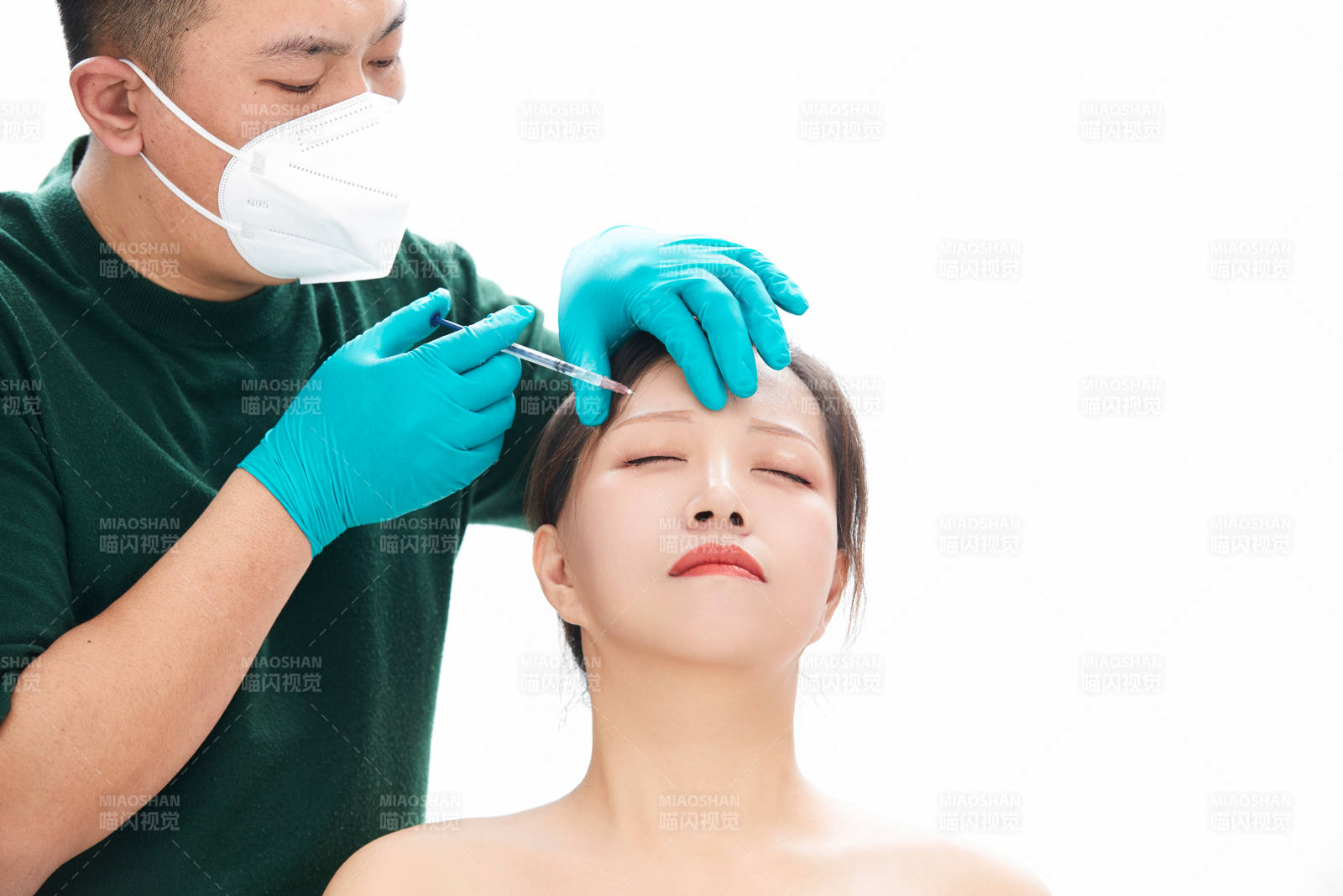 做面部注射整形的亚洲女士图片