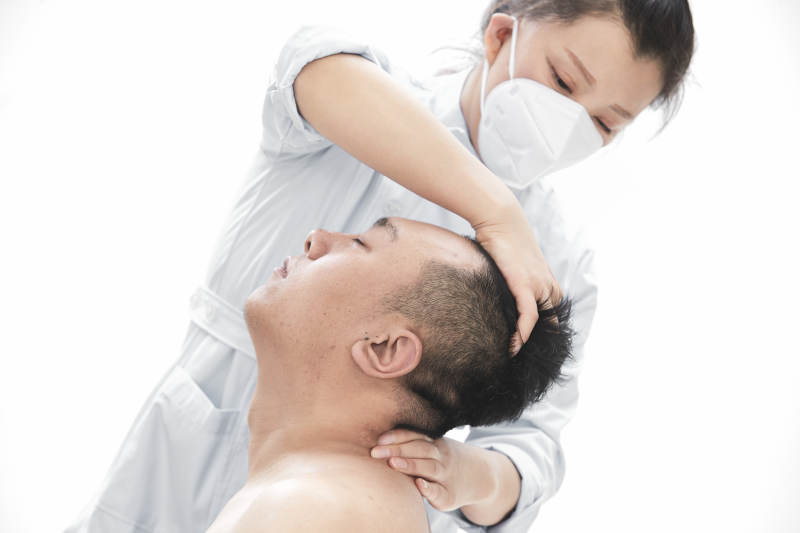 专业按摩师为男子进行身体按摩图片