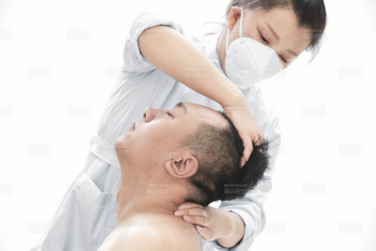 专业按摩师为男子进行身体按摩图片