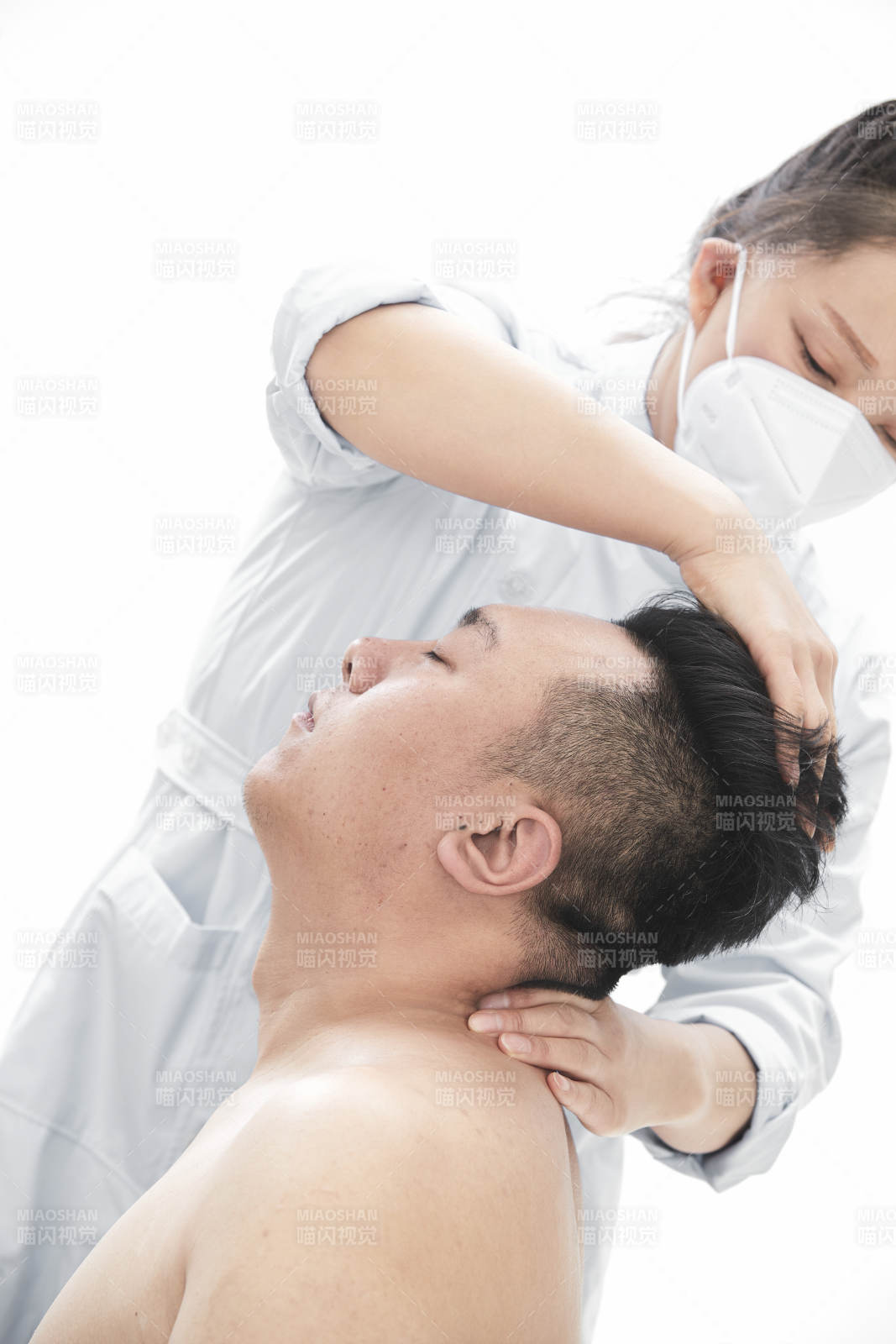 专业按摩师为男子进行身体按摩图片