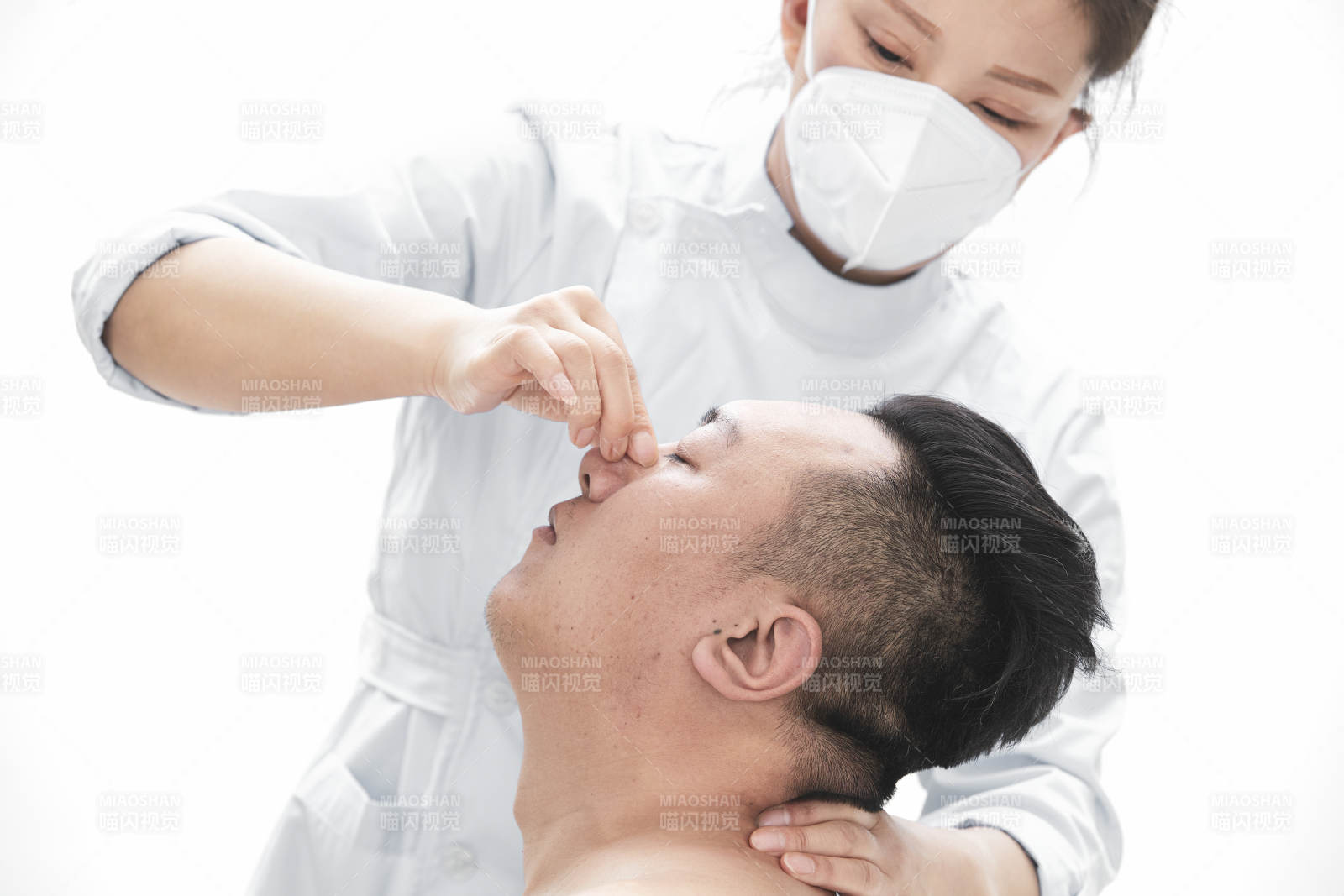 专业按摩师为男子进行身体按摩图片