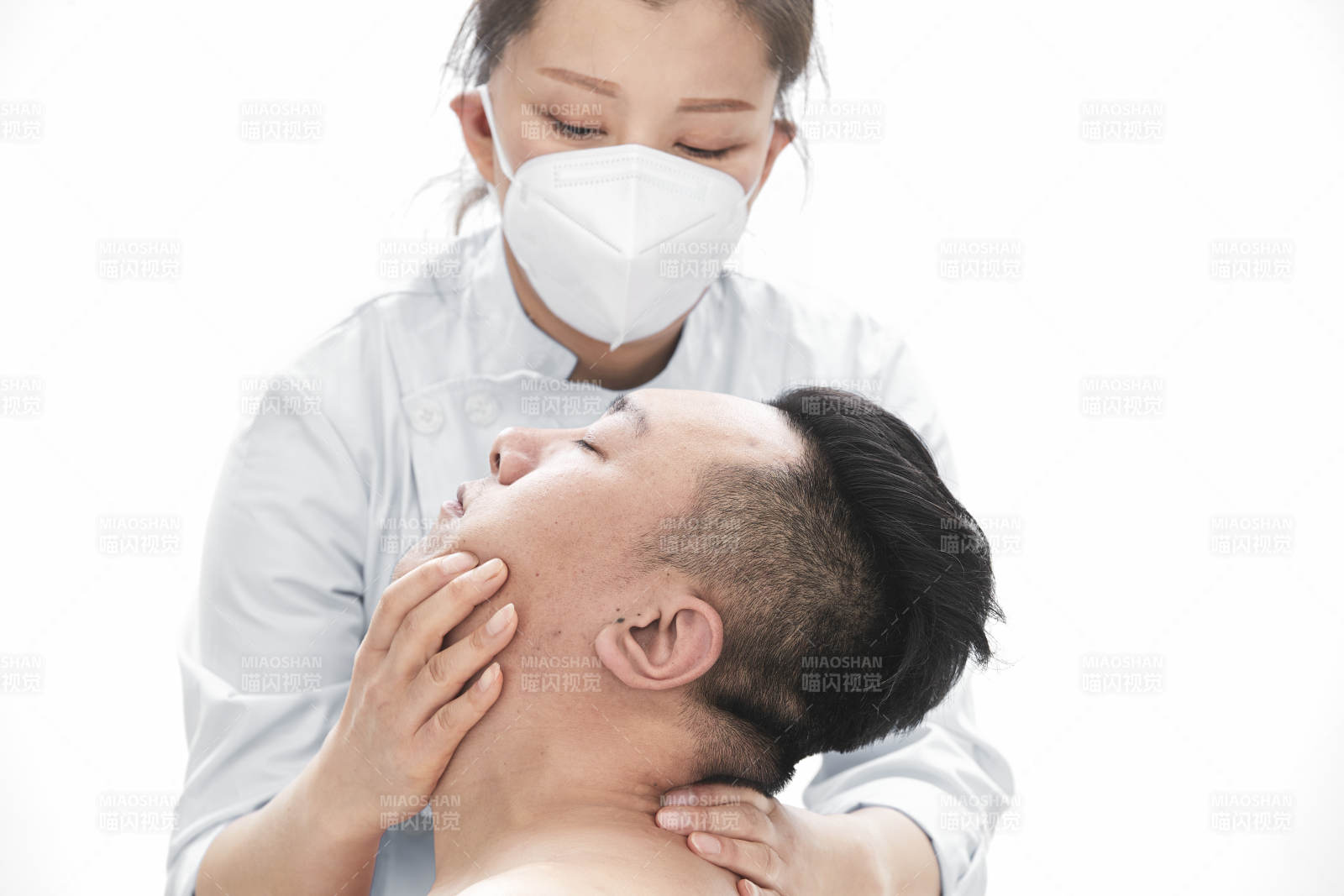 专业按摩师为男子进行身体按摩图片