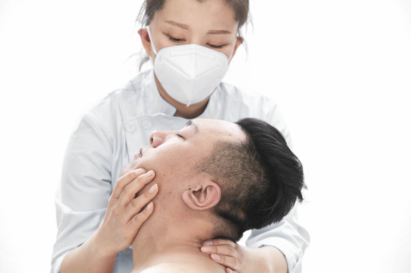 专业按摩师为男子进行身体按摩图片