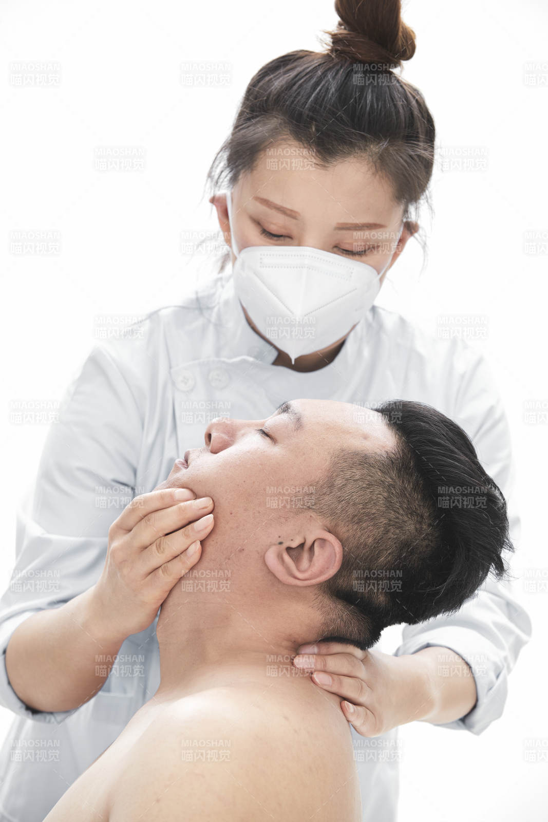 专业按摩师为男子进行身体按摩图片