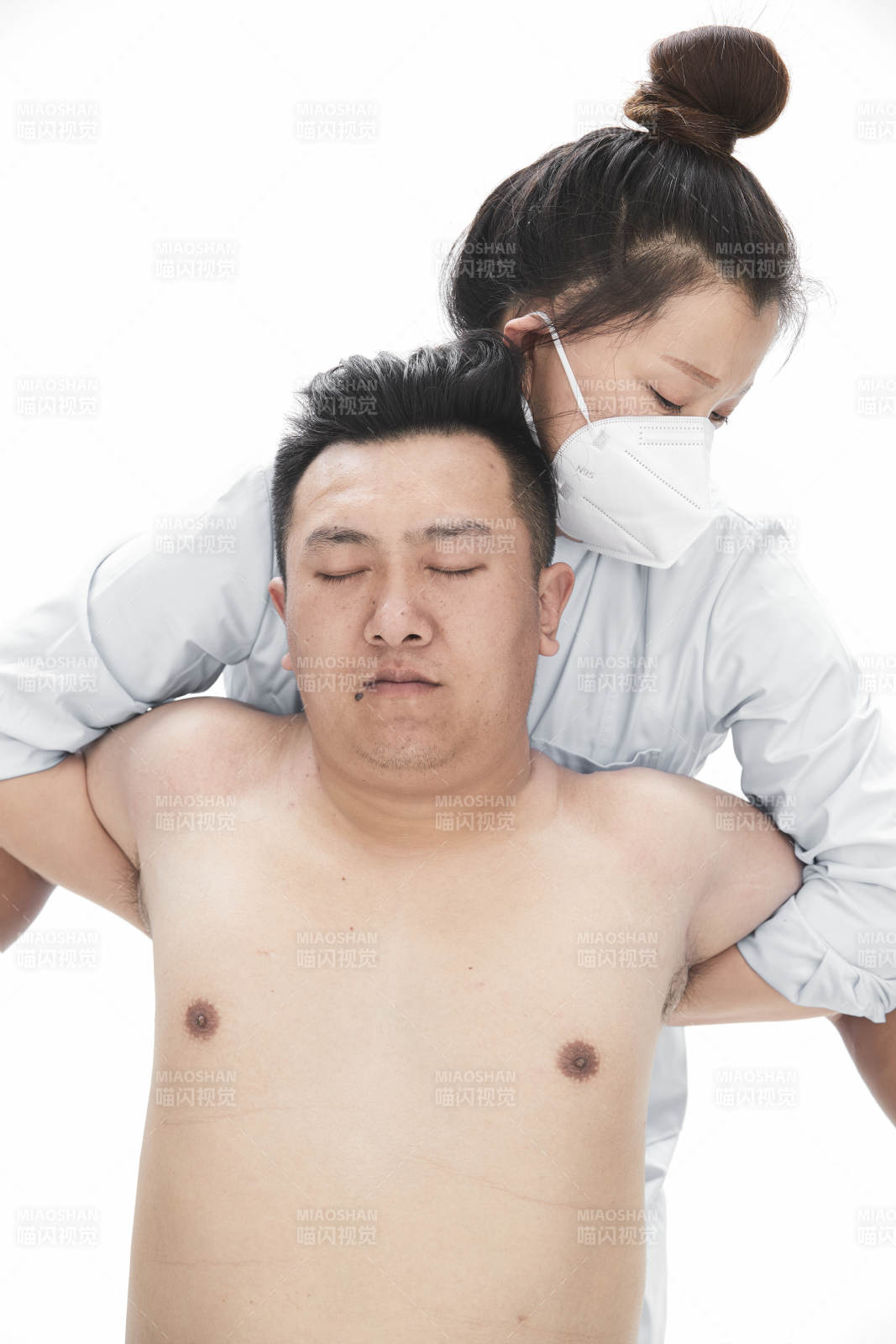 专业按摩师为男子进行身体按摩图片