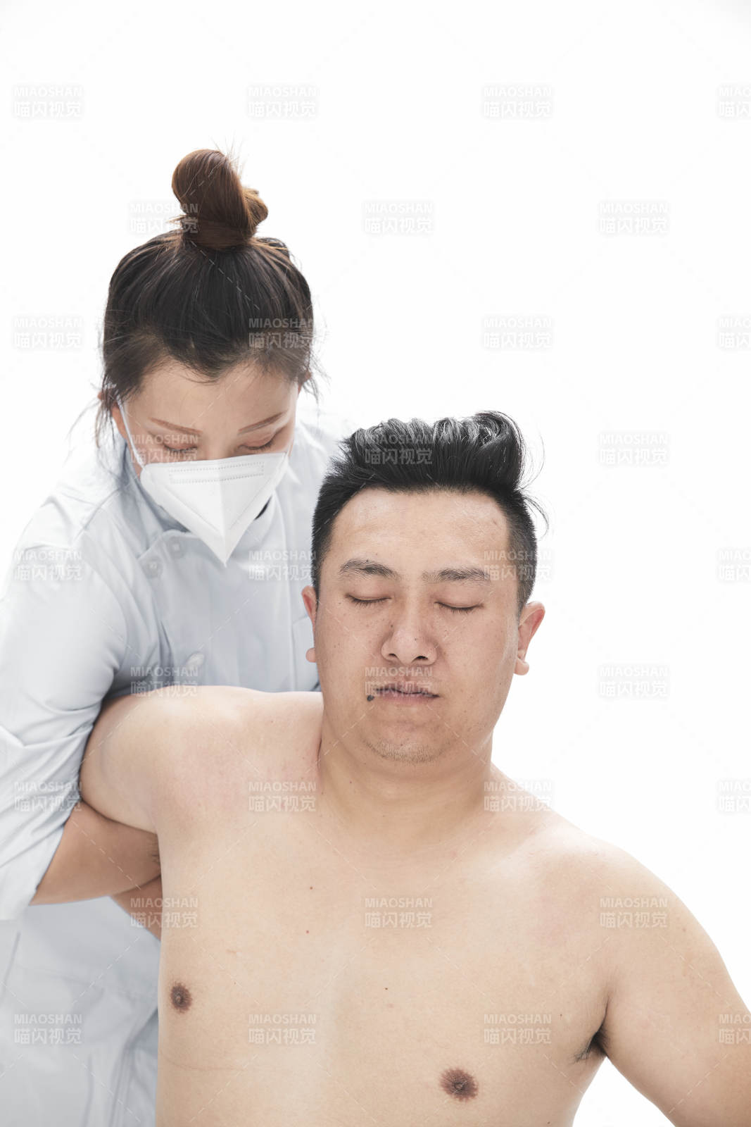 专业按摩师为男子进行身体按摩图片