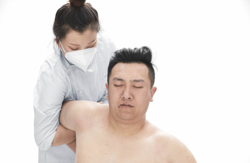 专业按摩师为男子进行身体按摩图片