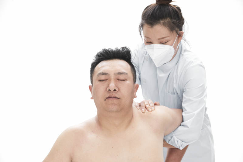 专业按摩师为男子进行身体按摩图片