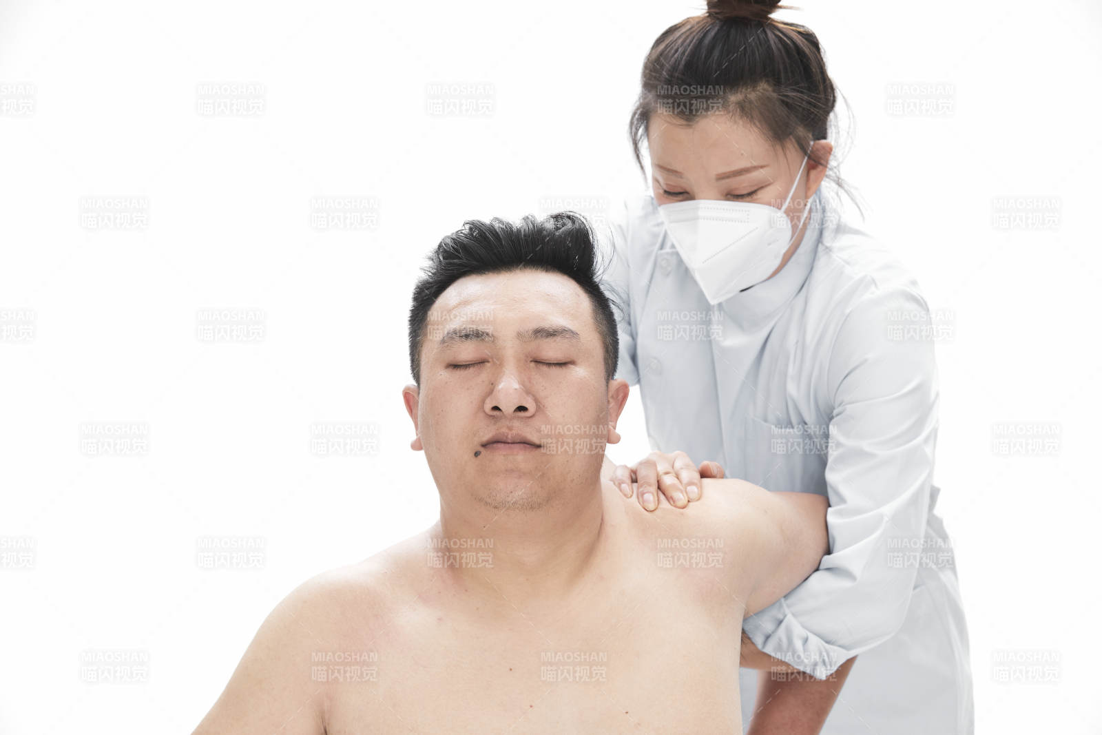 专业按摩师为男子进行身体按摩图片