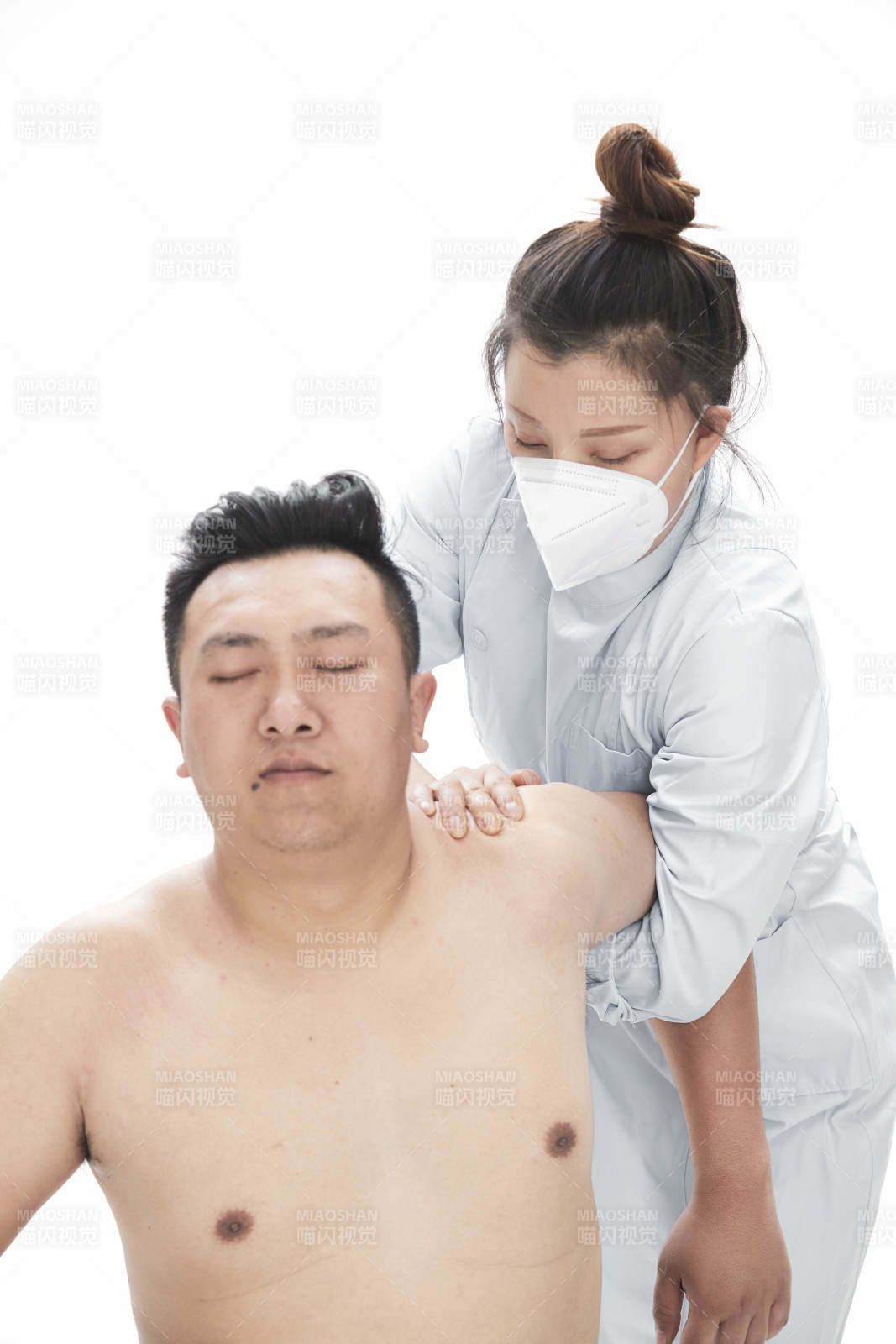 专业按摩师为男子进行身体按摩图片