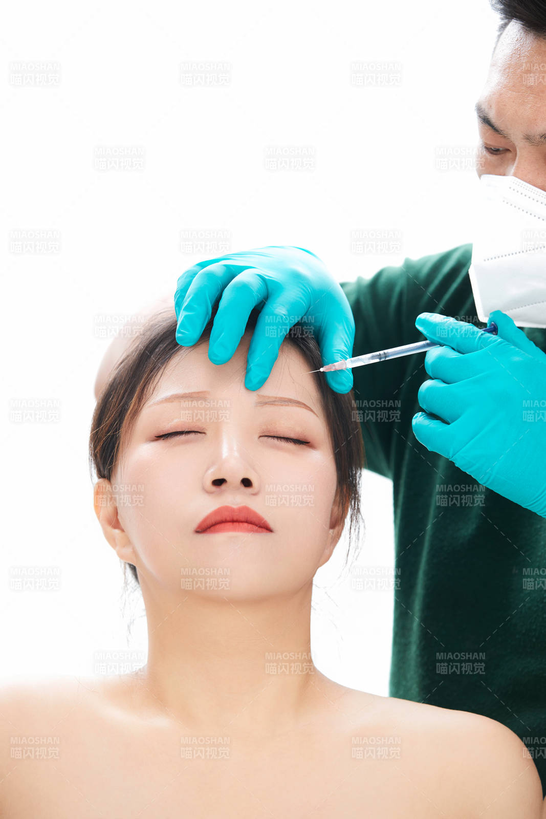 做面部注射整形的亚洲女士图片