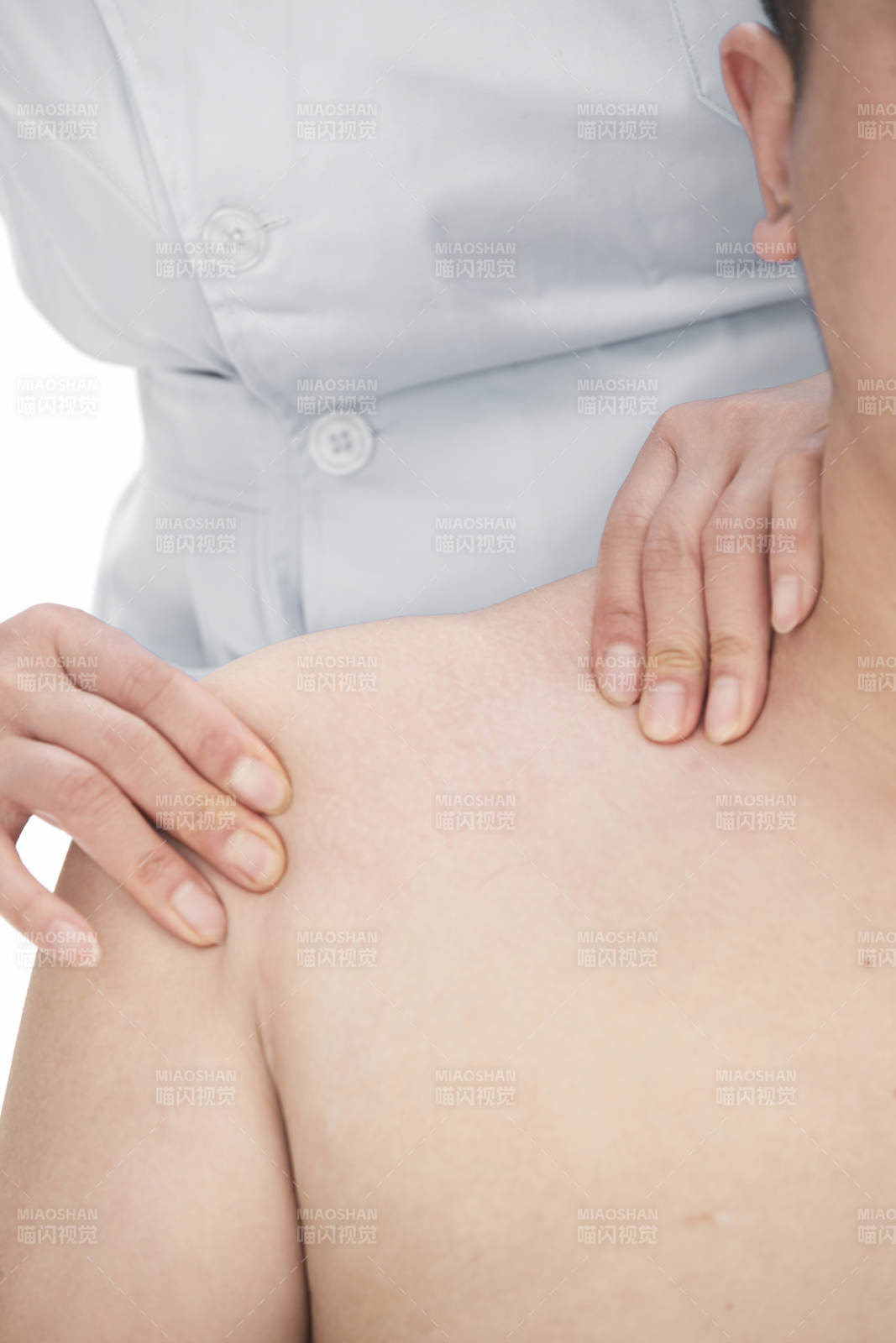 专业按摩师为男子进行肩部按摩图片