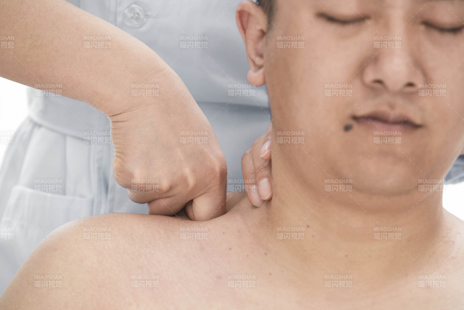 专业按摩师为男子进行肩部按摩图片