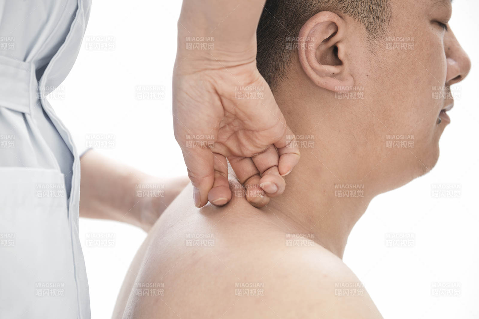 专业按摩师为男子进行肩部按摩图片