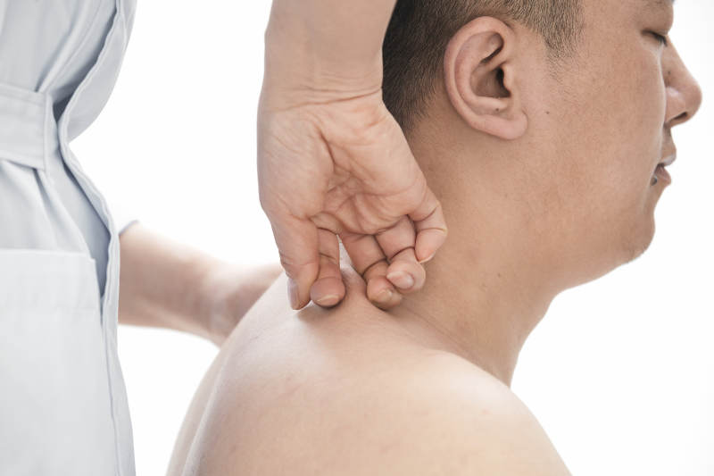 专业按摩师为男子进行肩部按摩图片