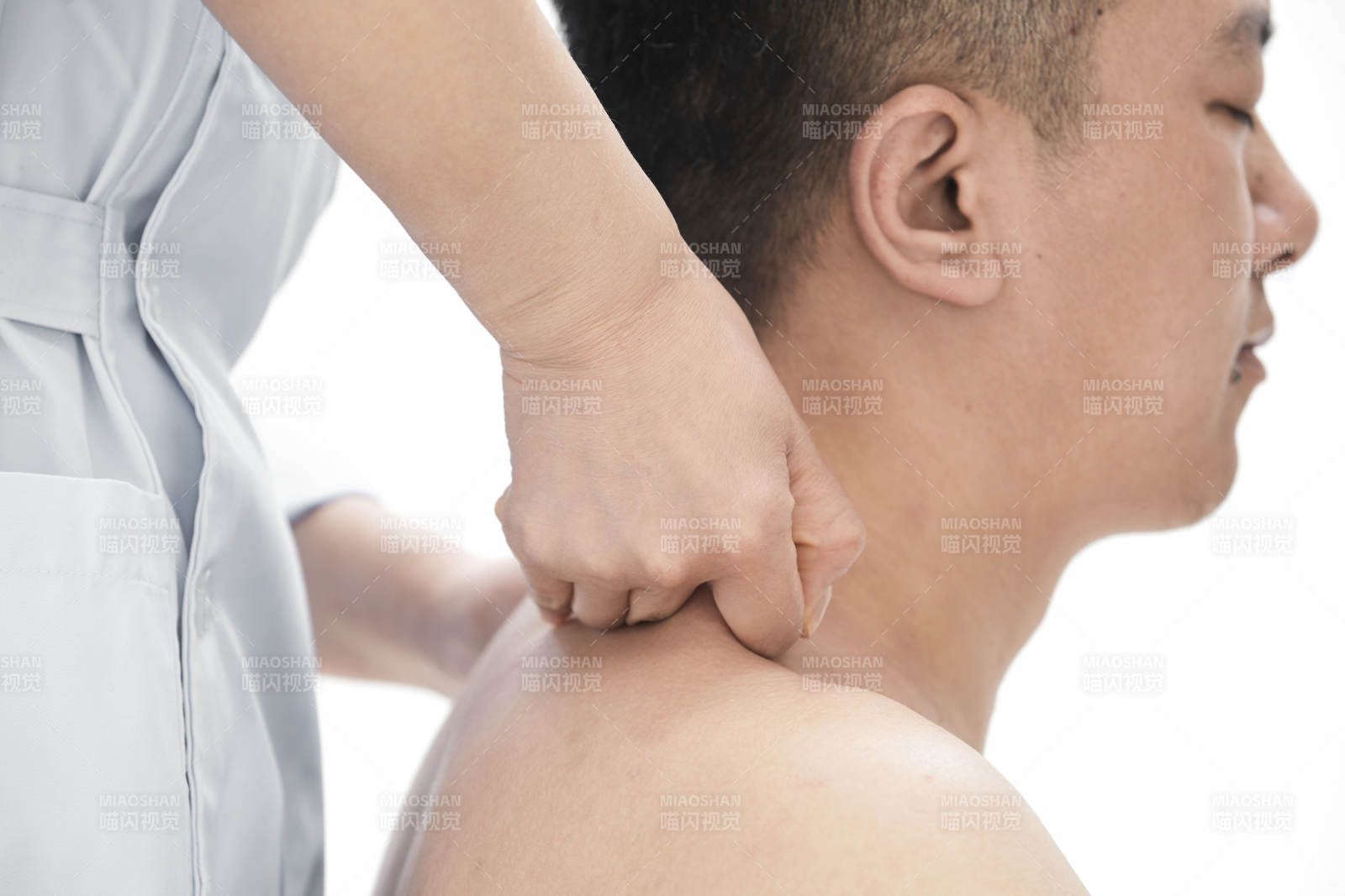 专业按摩师为男子进行肩部按摩图片